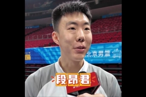 林书豪抱着冠军奖杯