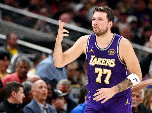 字母哥和哈登神仙打架