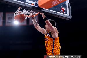 那个篮球球星穿过13号