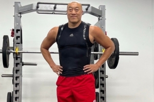 57岁马健晒健身照：退役23年体重年均增长1公斤 自评表现及格