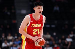 下半场需发力！胡金秋上半场3投2中贡献4分1篮板