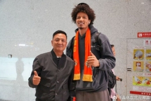 德万特·威尔逊抵达长春 吉林男篮副董何长江携球迷机场迎接