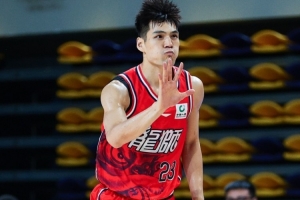 进攻太稳了！陈国豪8中5&三分3中3拿下18分5板1断1帽