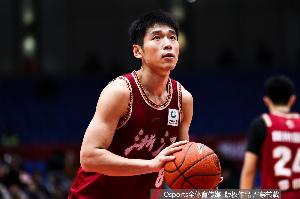 拼尽全力!陆文博三分8中5贡献17分 罚球2中2