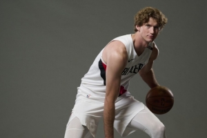 媒体人盛赞卡尔森：身高213的空间型中锋 速率出色跑动积极
