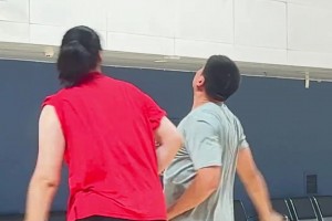 大郅这么多年一点不变！王治郅给张子宇1对1教学打磨技术